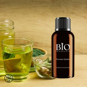 Essência Capim Limão - Também conhecido como Lemongrass é uma fragrância fresca e cítrica, revigorante e relaxante ao mesmo tempo. No topo dessa fragrância, encontra-se uma fusão de notas de limão e lima, que trazem uma explosão cítrica e refrescante. Com notas verdes, remete ao frescor da natureza e as memórias de uma deliciosa e reconfortante xícara de chá.